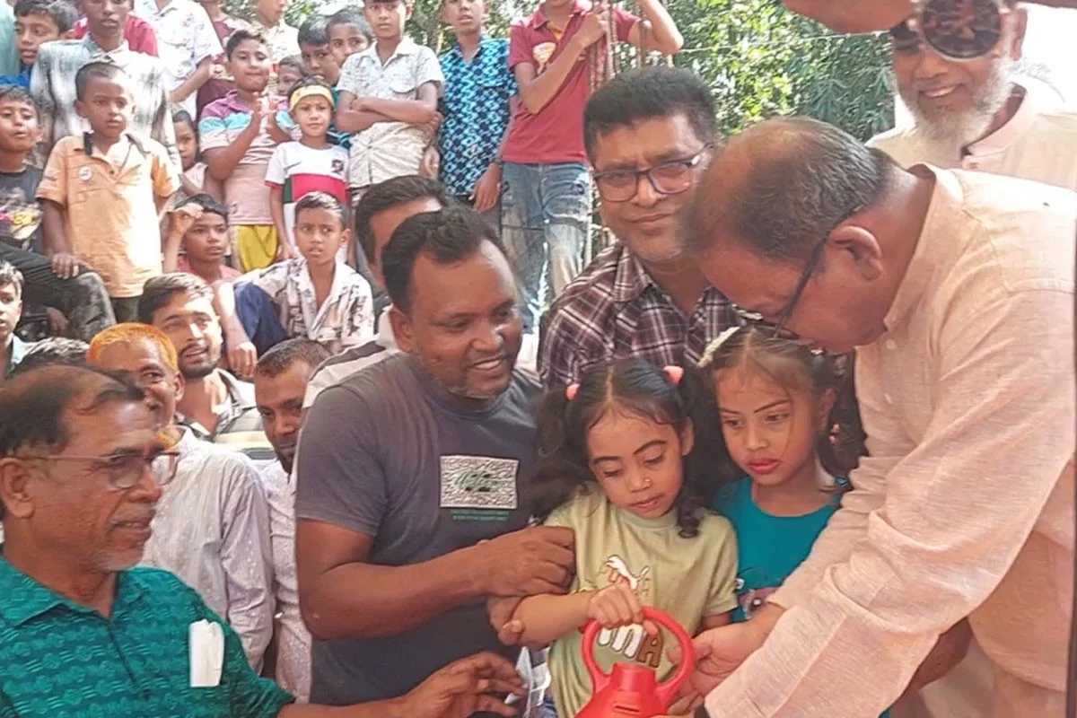 টিফিনের টাকা জমিয়ে বিএনপি প্রার্থীকে উপহার দিল শিশু মুন্নি
