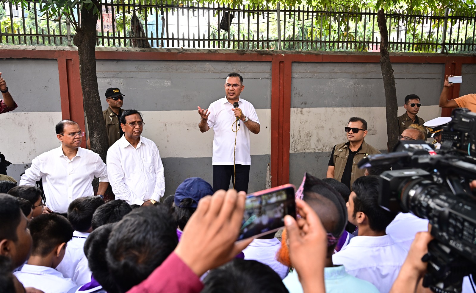 সাড়ে চার ঘণ্টায় হাসপাতাল-শিক্ষাপ্রতিষ্ঠানসহ ১৩ স্থান পরিদর্শন প্রধানমন্ত্রীর