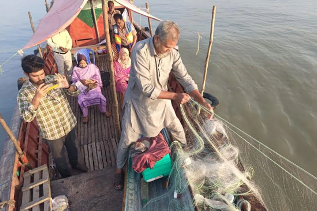 মুন্সীগঞ্জে ১০ হাজার মিটার কারেন্ট জাল ও দুই ট্রলার জব্দ