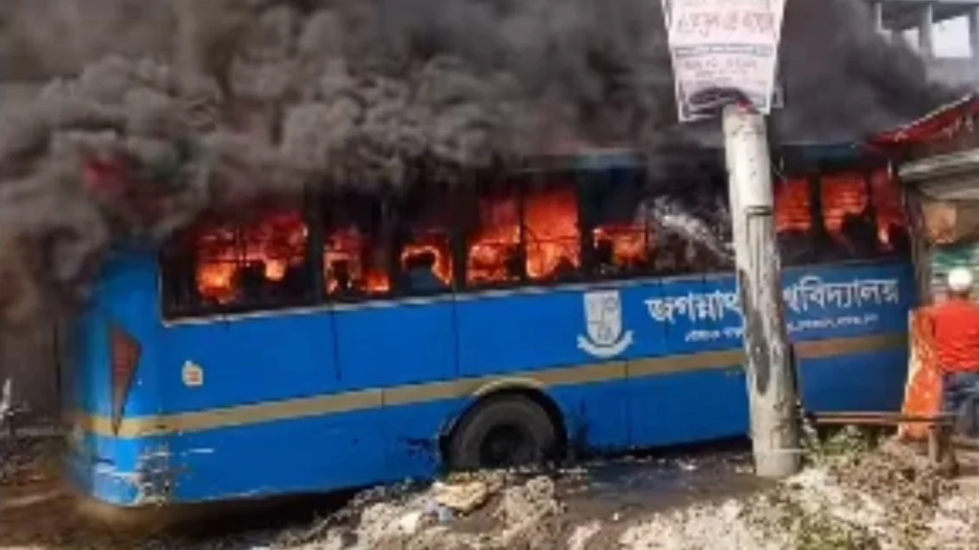 মাতুয়াইলে গ্যারেজে আগুন, পুড়ল জগন্নাথ বিশ্ববিদ্যালয়ের বাস