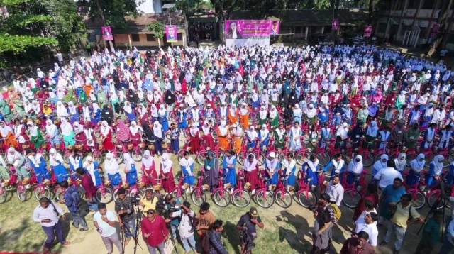 জাইমা রহমানের জন্মদিনে ব্যতিক্রমী আয়োজন, ছাত্রীদের সাইকেল ও বিনামূল্যে চক্ষুসেবা