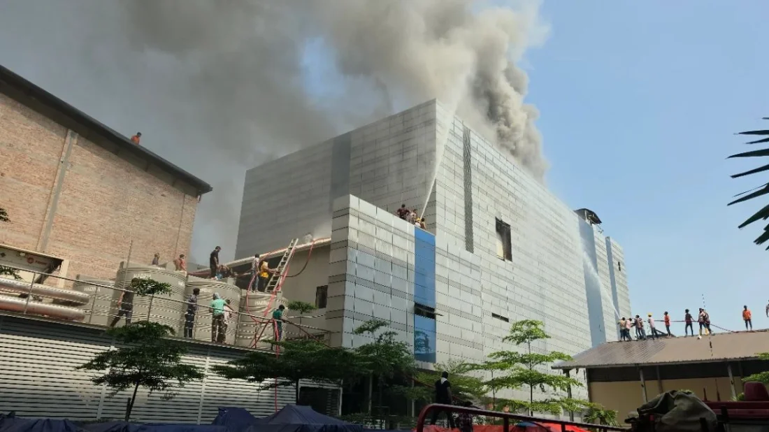 টঙ্গীর ওষুধ কারখানার আগুন ছড়াল পাশের ভবনে, কাজ করছে ১৯ ইউনিট