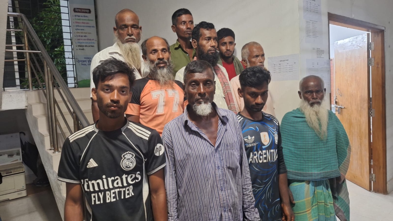 পদ্মায় নিষেধাজ্ঞা অমান্য করে ইলিশ শিকার, কারাগারে ১০ জেলে