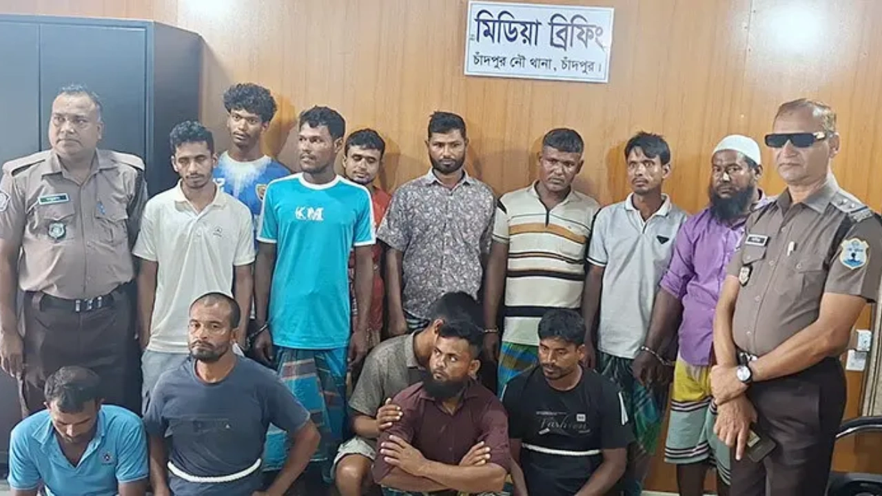 চাঁদপুরে ২১ জেলে গ্রেপ্তার, ১০ মণ ইলিশ জব্দ