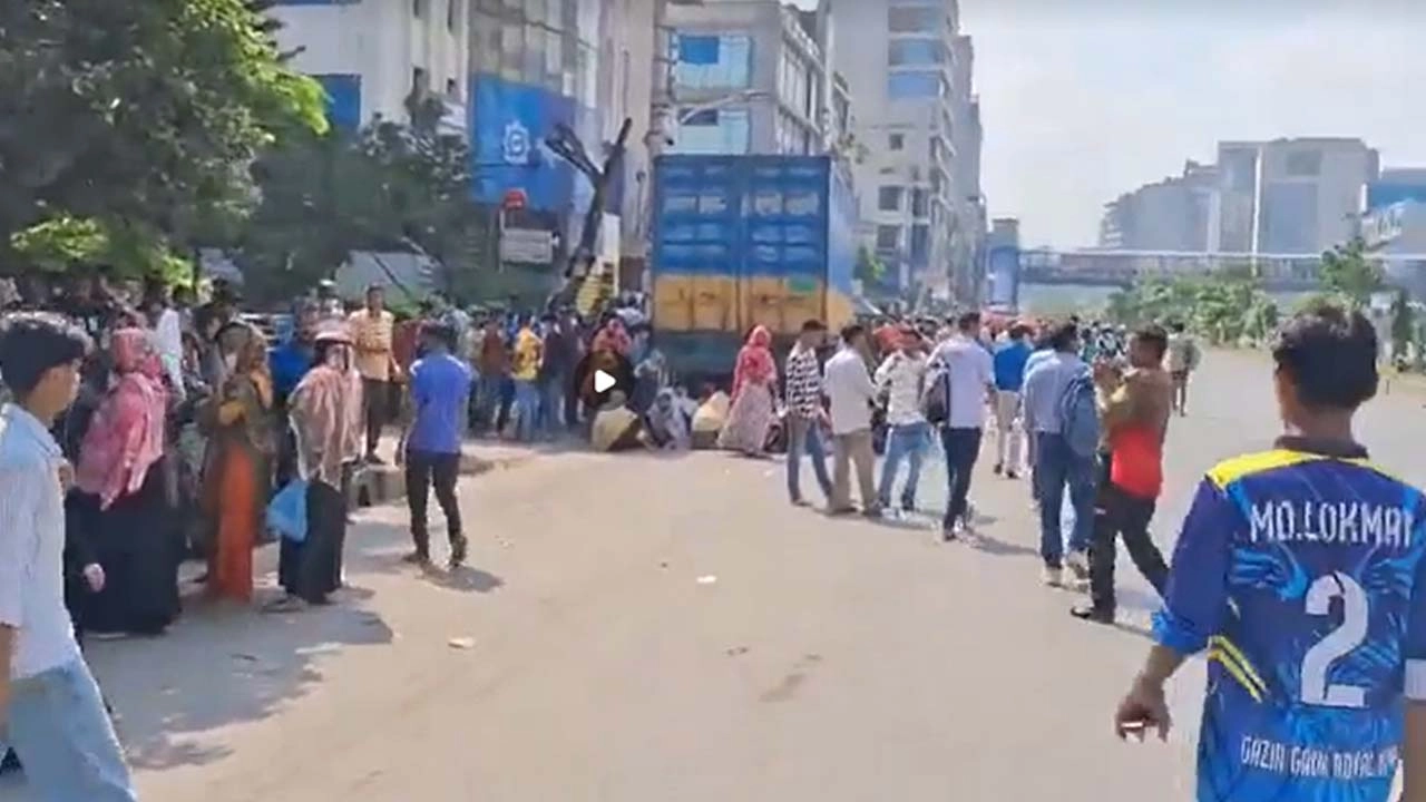উত্তরায় পোশাকশ্রমিকদের সড়ক অবরোধ, তীব্র যানজট