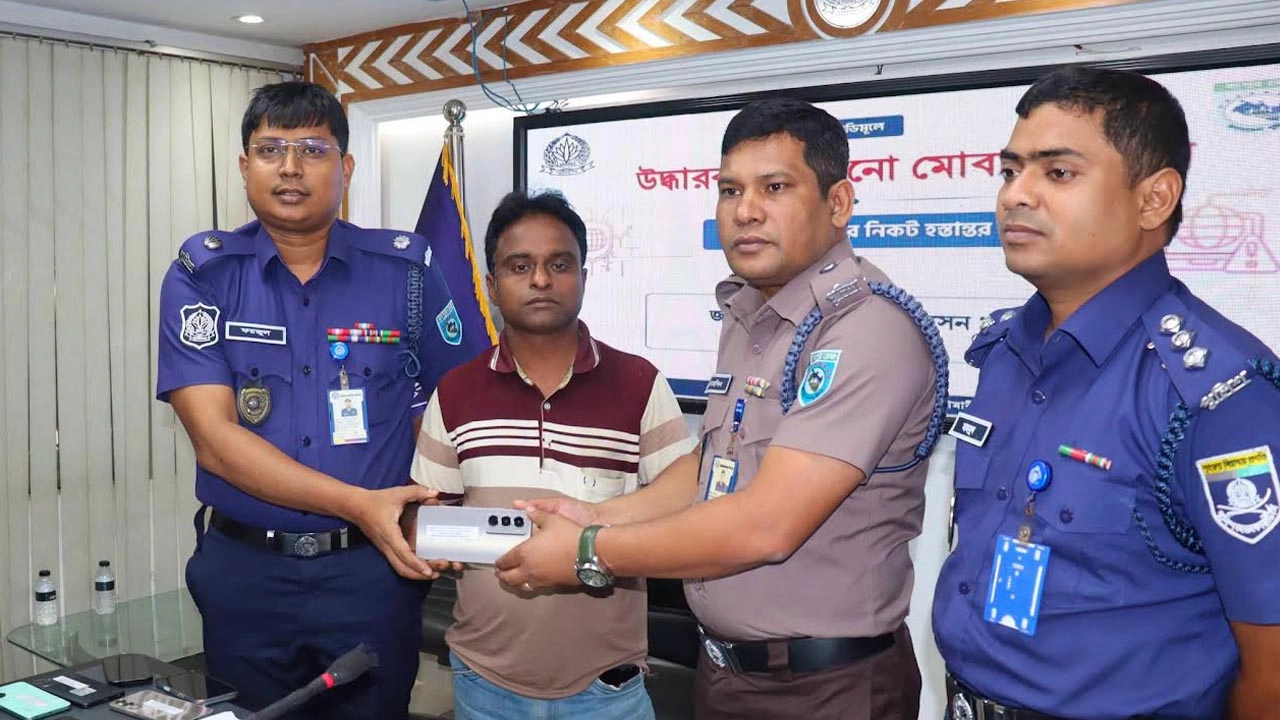 নীলফামারীতে হারানো ২৮ মোবাইল উদ্ধার করে মালিকদের ফেরত দিল পুলিশ