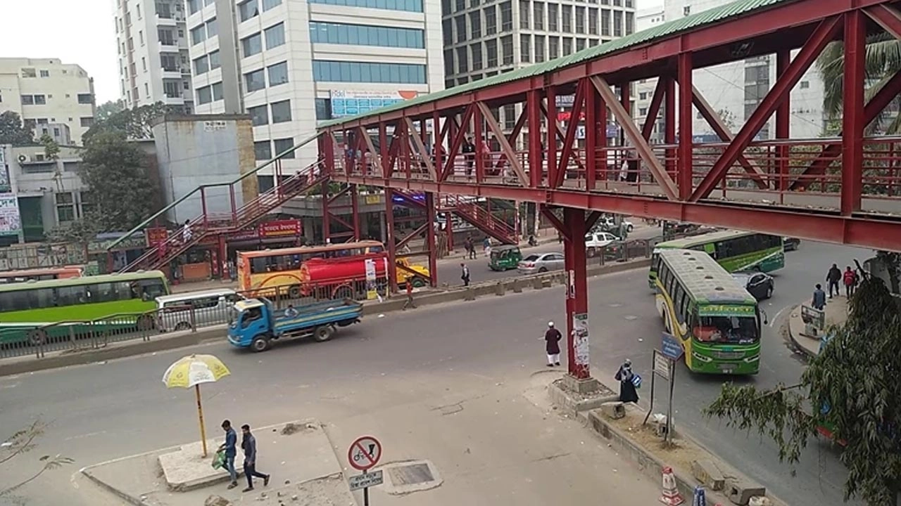 রাজধানীতে সাতসকালে সড়কে প্রাণ গেল ২ নারীর