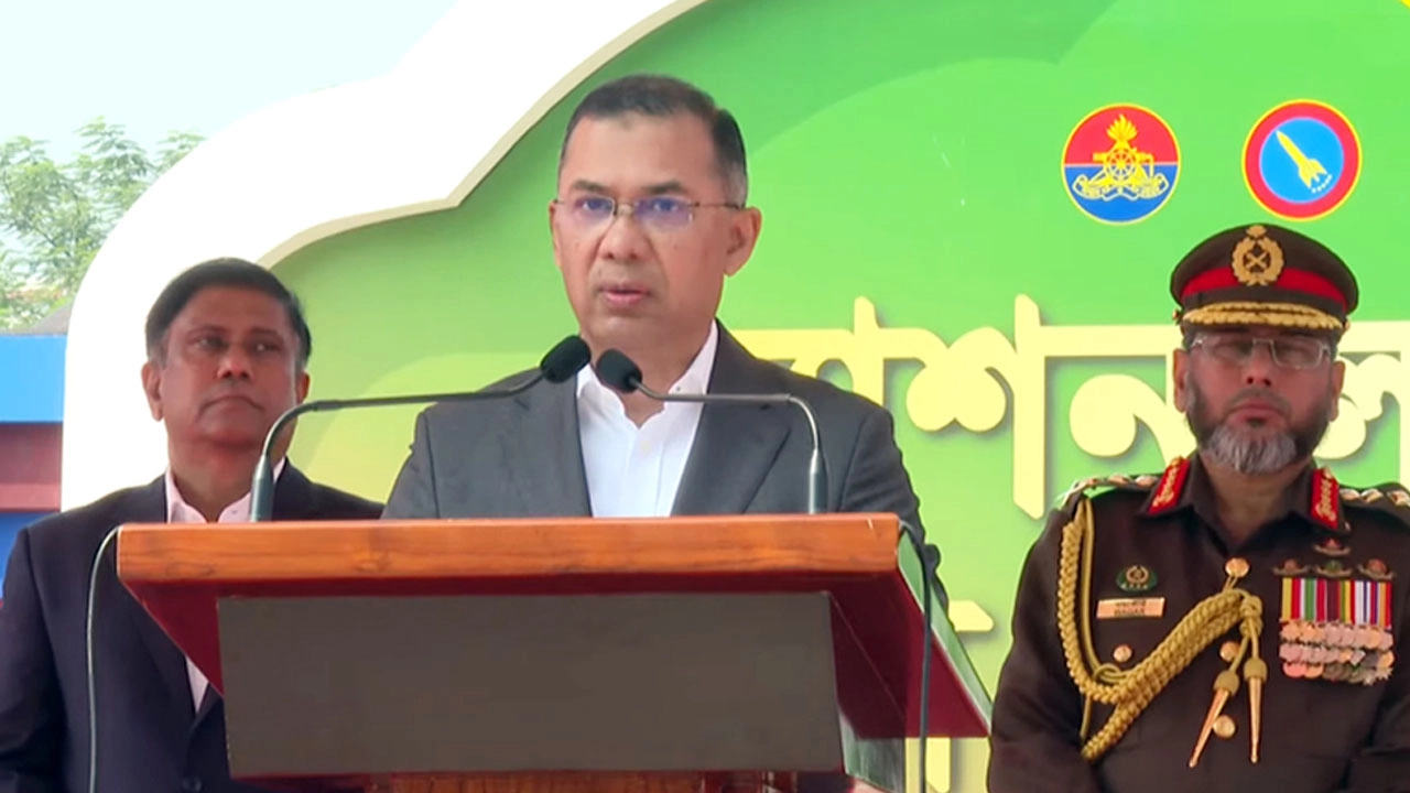 জাতীয় পতাকার মর্যাদা রক্ষা সব সৈনিকের পবিত্র দায়িত্ব: প্রধানমন্ত্রী