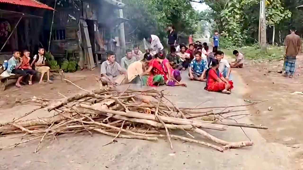 খাগড়াছড়ি-চট্টগ্রাম সড়ক অবরোধ, দুর্ভোগে যাত্রীরা