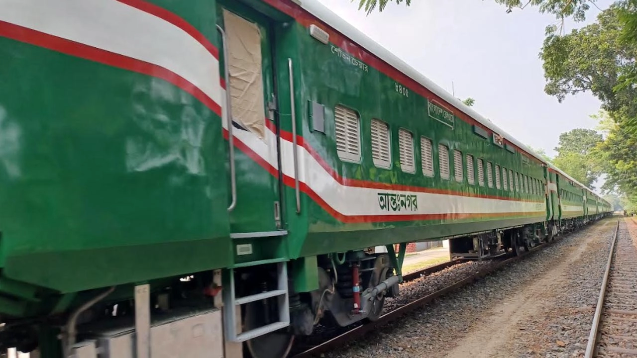 ভারত থেকে কেনা ১৮ টি ব্রডগেজ রেলকোচ  দেশে এসেছে