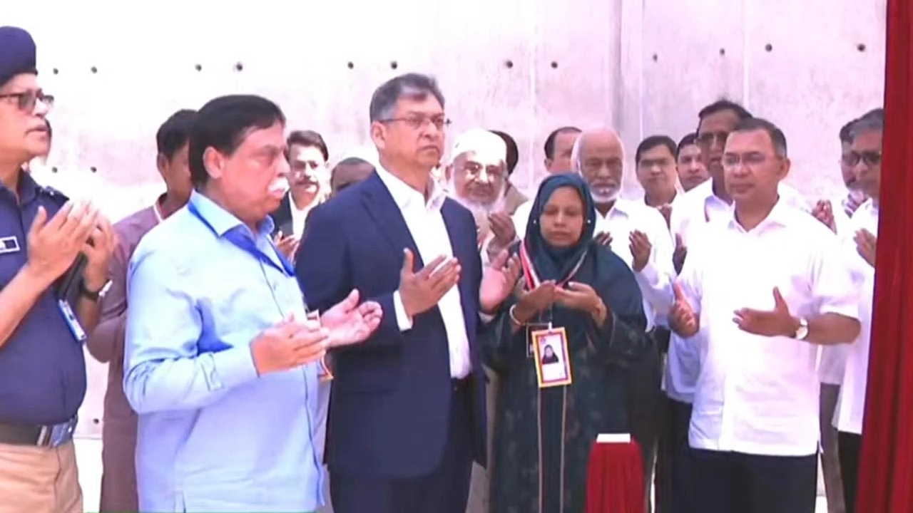 ওসমানী উদ্যানে জুলাই স্মৃতিস্তম্ভ উদ্বোধন করলেন প্রধানমন্ত্রী