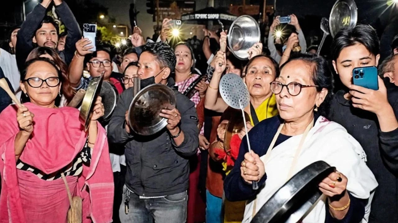 বিক্ষোভে উত্তাল মণিপুর, আন্দোলনকারীদের ছত্রভঙ্গ করতে টিয়ার গ্যাস