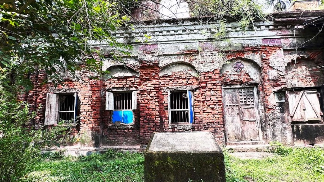 শের-ই-বাংলার জন্মভবন জরাজীর্ণ, হারিয়ে যাচ্ছে স্মৃতিচিহ্ন