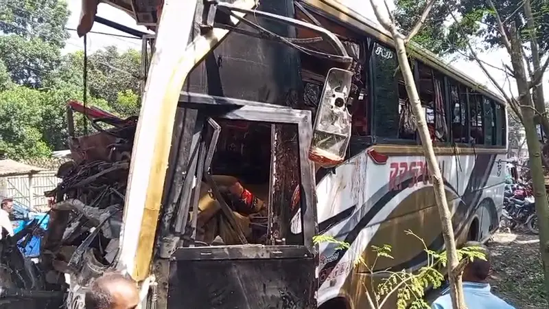 নাটোরে বাস-ট্রাকের সংঘর্ষে নিহত ১৪, পরিচয় মিলেছে আটজনের