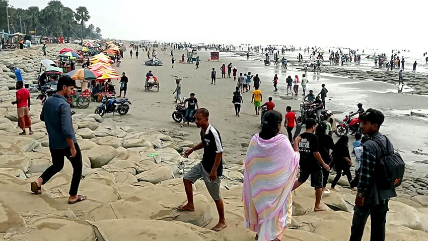 দুর্গাপূজার ছুটি ও বিচ কার্নিভাল ঘিরে জমজমাট কুয়াকাটা, আশায় ব্যবসায়ীরা