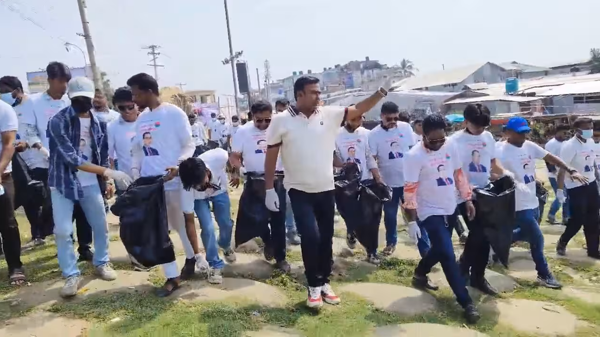 পর্যটন কার্নিভাল শেষে কুয়াকাটা সৈকত পরিচ্ছন্নতায় ছাত্রদলের দুই শতাধিক নেতাকর্মী